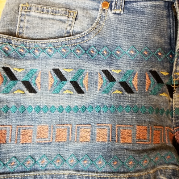 Even & Odd Denim Embroidered Shorts - Picture 2 of 7